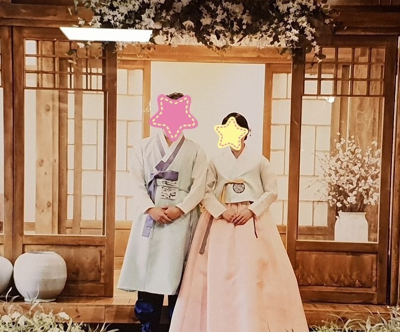 전통의상이 참 잘 어울리는 예비부부 입니다.