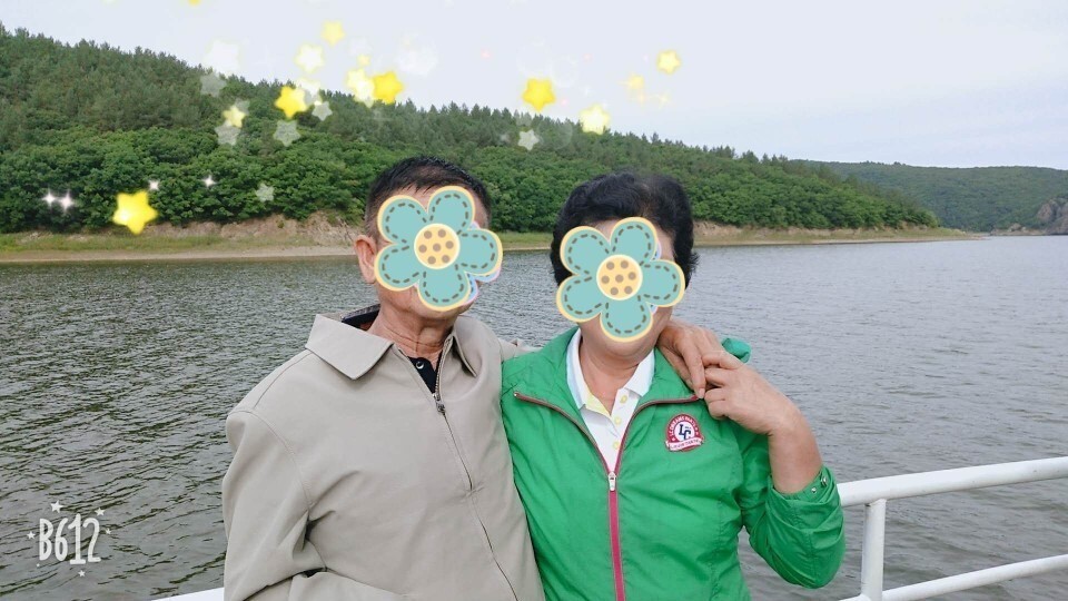삶의 의미를 이해하시는 만혼 커플을 축하해 주세요.