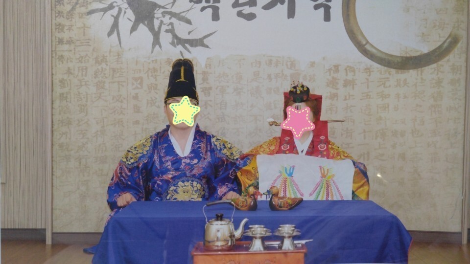 우리 커플의 결혼식 폐백 장면입니다.