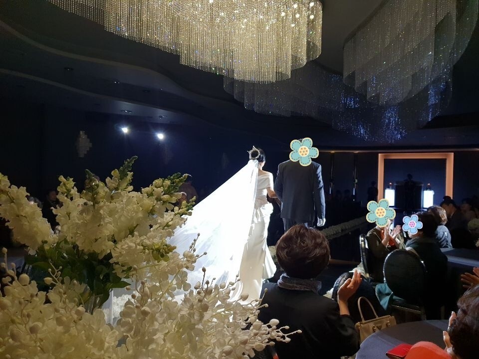 결혼을 축하드려요. 행복하세요.